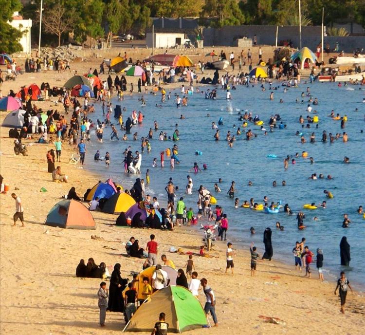 جولد مور تعود للحياة.. آلاف الزوار يتدفقون إلى سواحل التواهي بعد سنوات من القيود