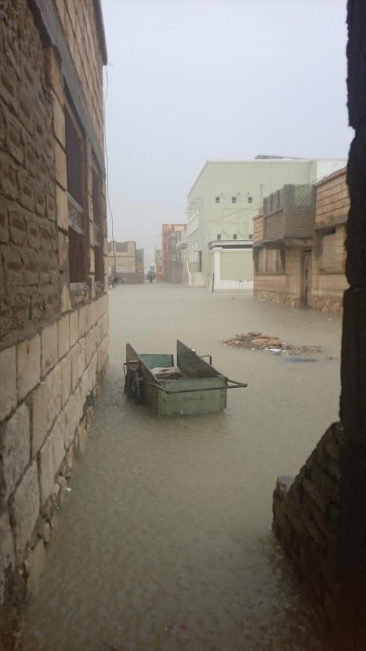 منخفض جوي يضرب البلاد.. أمطار غزيرة تغمر الشحر ضمن موجة واسعة