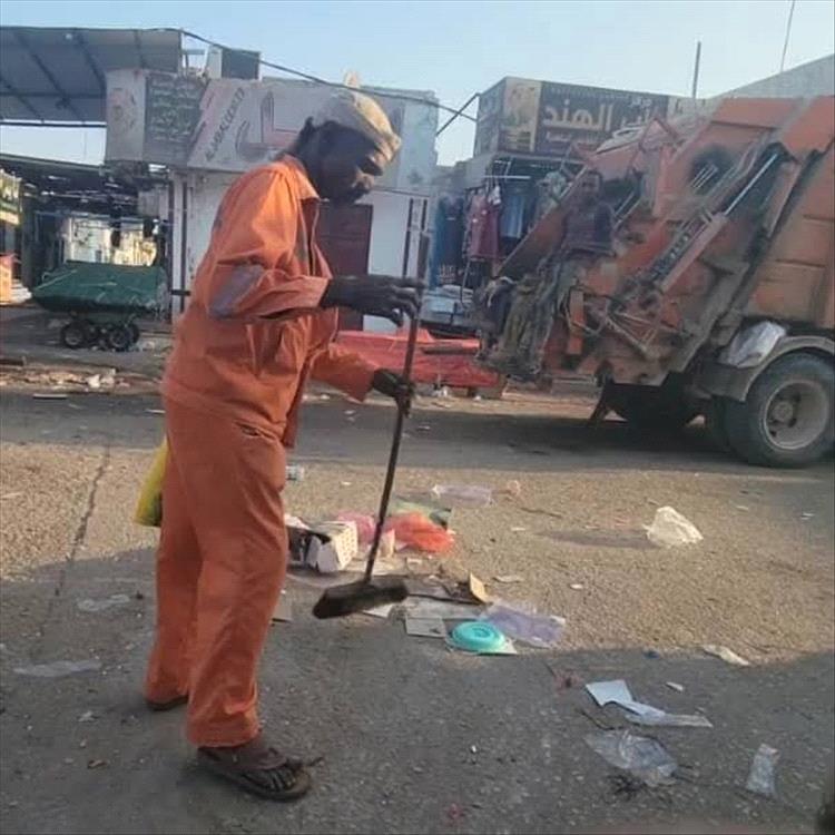 محافظ المهرة يشيد بجهود عمال النظافة في الحفاظ على نظافة الغيضة خلال عيد الفطر