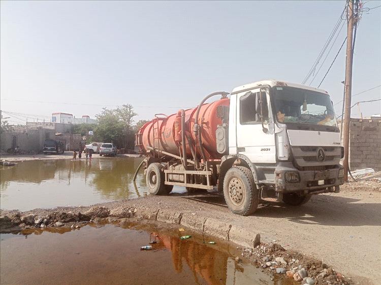 مؤسسة مياه عدن تواصل شفط مياه الأمطار ومعالجة انسدادات الصرف الصحي في خورمكسر