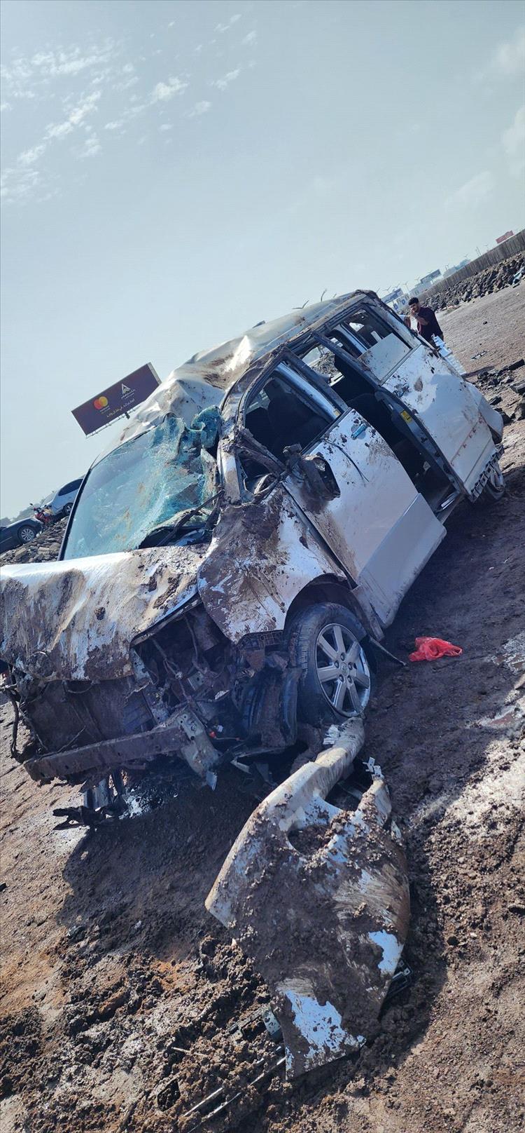 حادث مروري على خط الجسر بعدن.. انقلاب باص وإصابة السائق بإصابات خفيفة