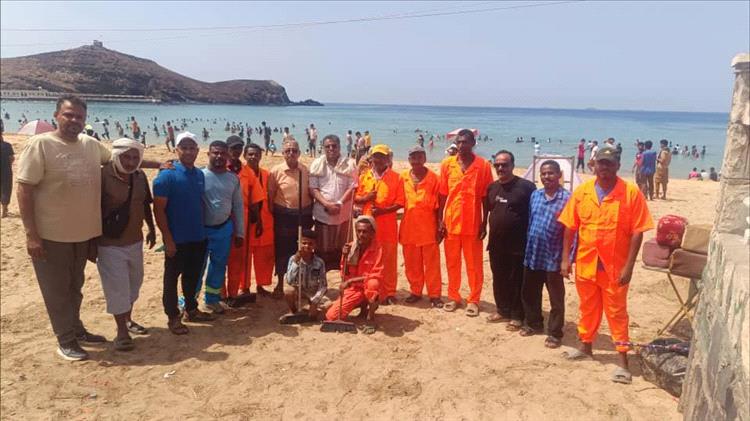 إزدحام شديد لمرتادي ساحل جولد مور في ظل  تطبيع الأوضاع في العاصمة  عدن