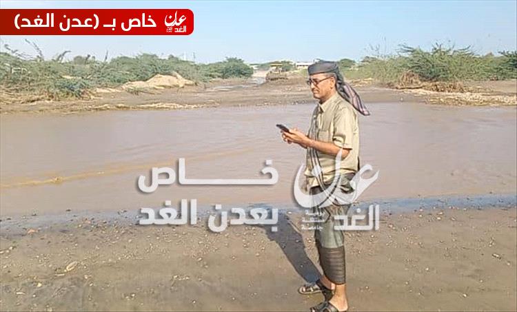 مدير عام أحور يشرف على إعادة فتح الطريق في وادي أحور بعد إزالة مخلفات السيول