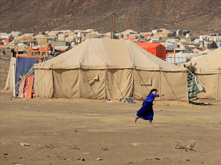 حريق يلتهم مخيمات للنازحين في الجفينة بمأرب ومناشدات عاجلة لإنقاذ الأسر المتضررة