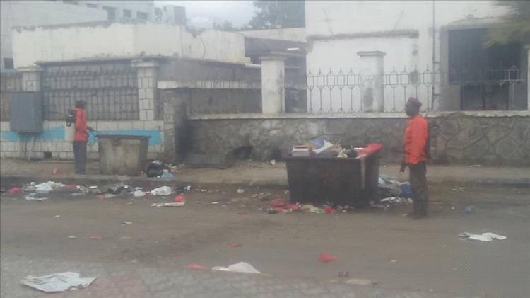 رش رذاذي في خور مكسر للحد من انتشار الأوبئة بعد الأمطار