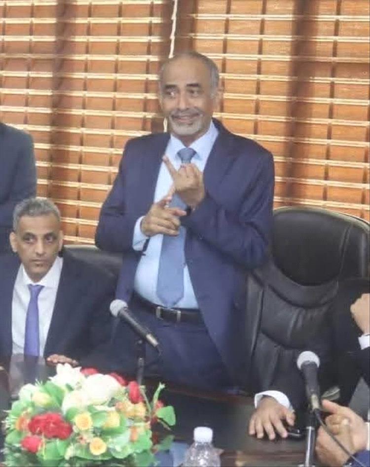 في لحج.. رفع علم الجمهورية يتصدر مشهد تسليم السلطة ورسائل واضحة لتعزيز حضور الدولة