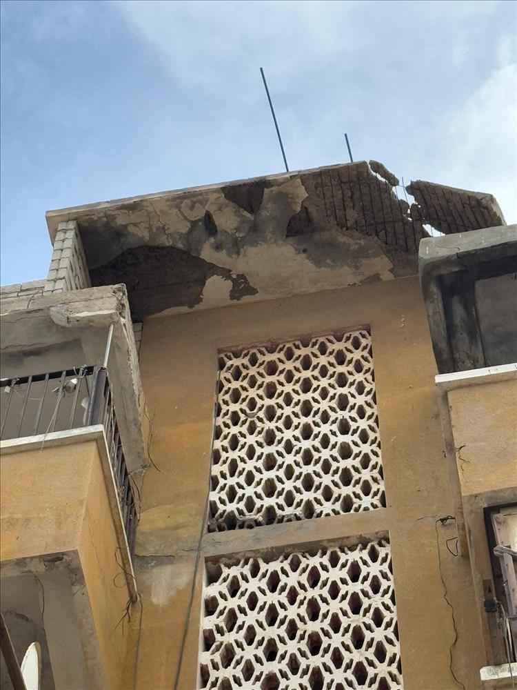 عدن.. الجاوي يوجه بسرعة إزالة أحد الاسقف المتهالكة في عمارة بالمعلا