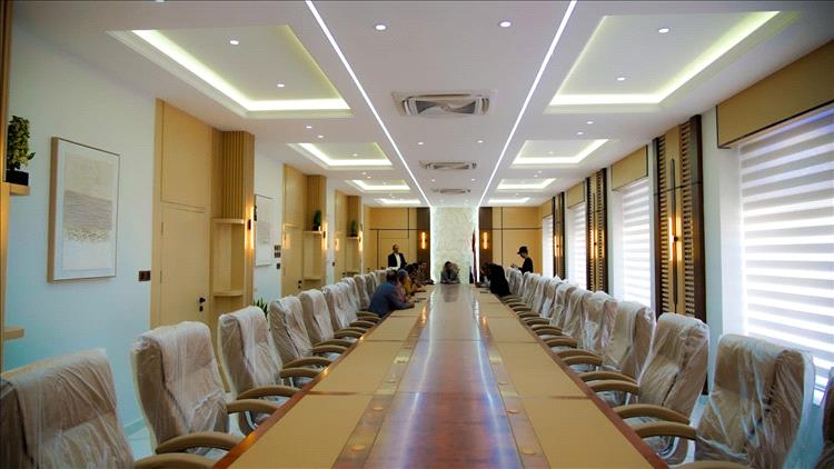 المحافظ ابن الوزير يشيد بمستوى الاعمال في مشروع اعادة تأهيل قاعة الاجتماعات بديوان المحافظة.