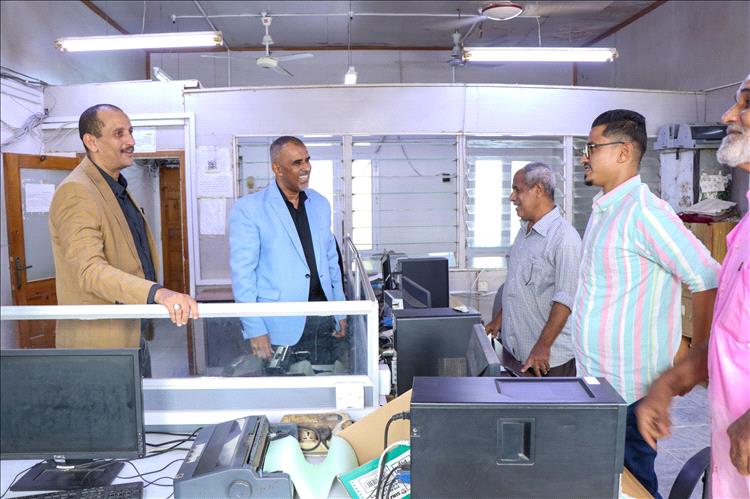 وكيل محافظة عدن يتفقد مستوى الانضباط الوظيفي في المؤسسة المحلية للمياه