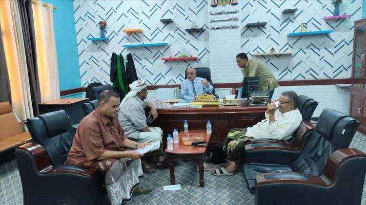 رئيس محكمة استئناف حضرموت يتفقد سير العمل بالمجمع القضائي بالمكلا ويشيد بالانضباط الوظيفي
