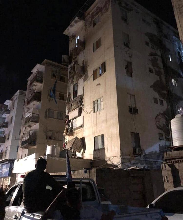 خطر كان متوقعًا.. انهيار بلكونات عمارة “مأرب” يكشف واقع المباني القديمة في المعلا