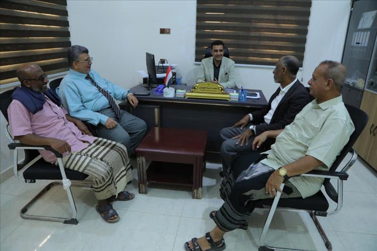 نائب رئيس الجامعة والأمين العام لجامعة المهرة يتفقدان الانضباط الوظيفي بعد إجازة عيد الفطر المبارك