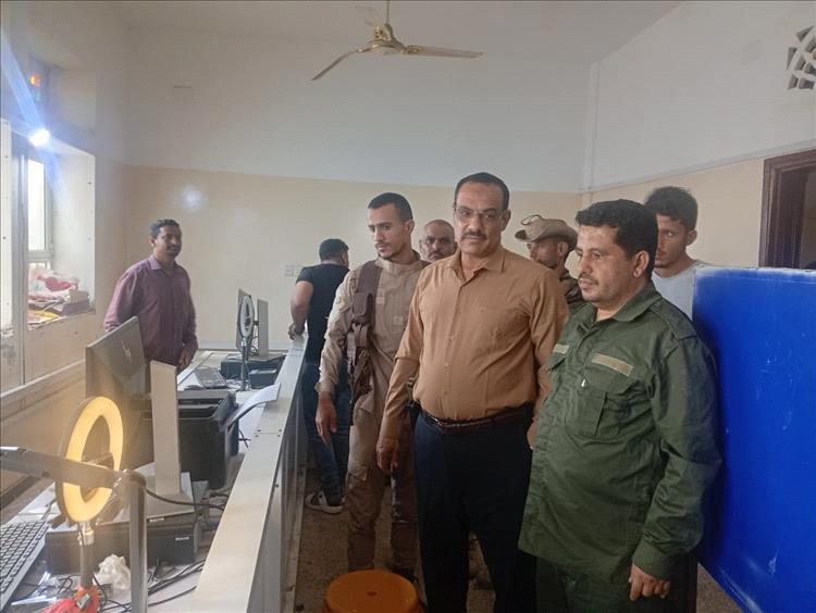 مدير عام شرطة الضالع يزور الأحوال المدنية والعمليات المشتركة بالمحافظة