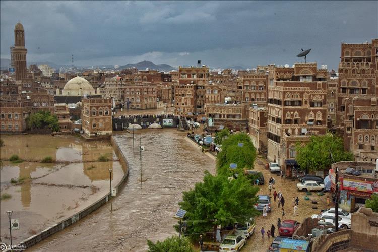 أمطار الخير تغمر صنعاء … وسيول تجري في الشوارع وتحذيرات للمواطنين