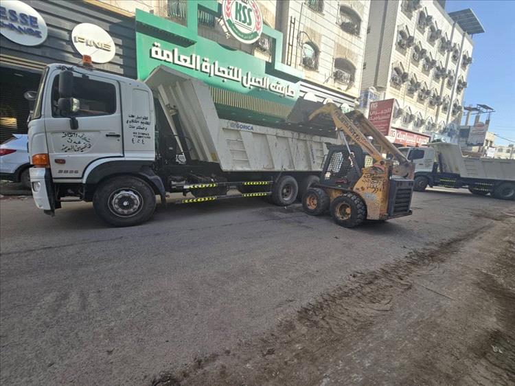 لليوم الثاني على التوالي.. استمرار حملة صندوق النظافة في الشيخ عثمان لرفع مخلفات الأمطار