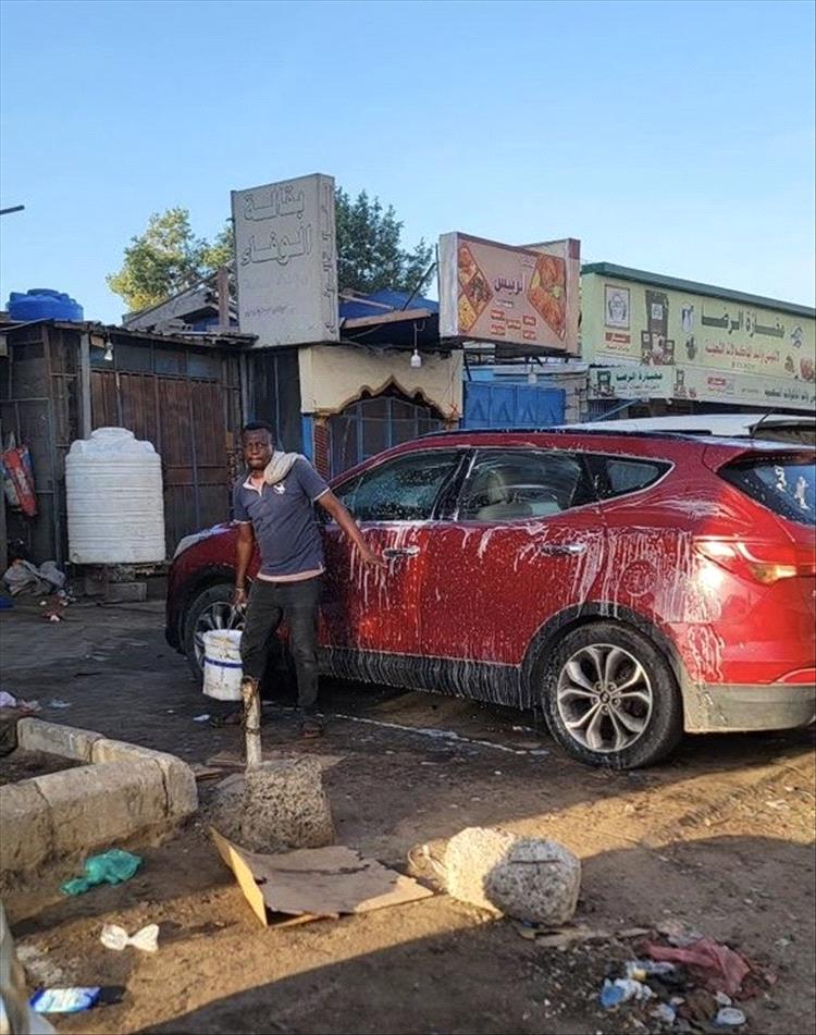 مهنة غسل السيارات في عدن… حكاية مهنة بدأت بسيطة وأصبحت جزءًا من حياة المدينة