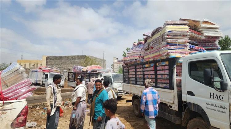 الخلية الإنسانية تباشر تقديم المساعدات الإغاثية لمنكوبي السيول في المخا وموزع