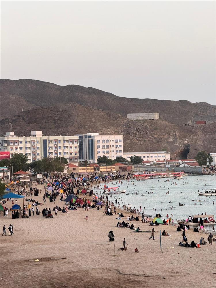 عدن في عيد مختلف… مليون زائر يعيدون للمدينة روحها والفرح يملأ كل زاوية