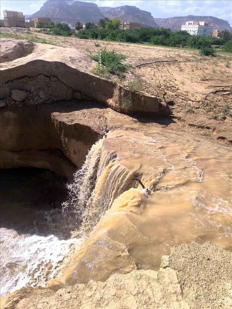 مدير عام مديرية القطن و مدير مكتب الاشغال يتفقدان بعض مناطق المديرية التي تعرضت للسيول