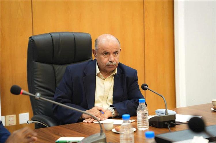 محافظ حضرموت يهدد بوقف تصدير النفط ويضع الحكومة أمام خيارين بشأن عائدات المحافظة