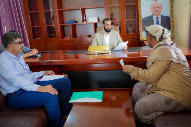 محافظ أبين يلتقي مدير عام مديرية المحفد لبحث أوضاع المديرية واحتياجاتها الخدمية