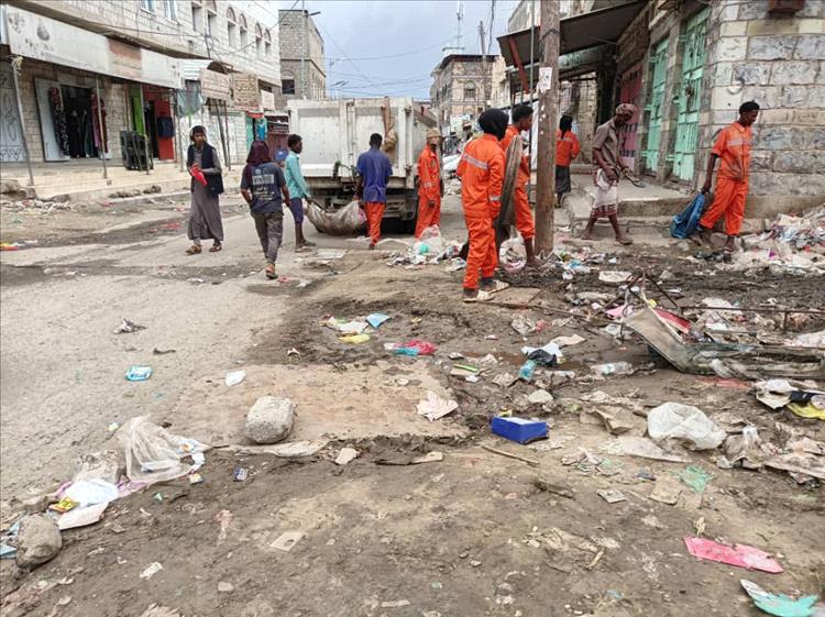 صندوق النظافة بلودر يزيل تراكم القمامة ويدعو المواطنين للالتزام برمي النفايات في الأماكن