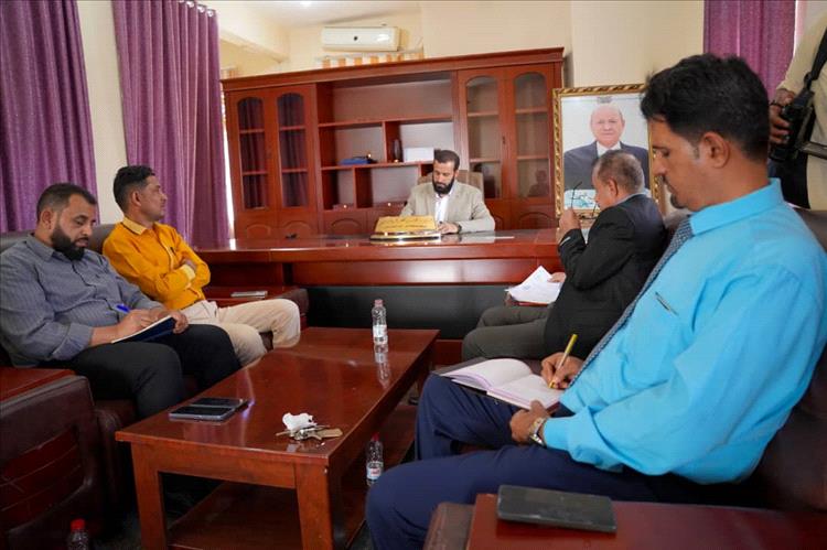 محافظ أبين يناقش مع مدير عام الضرائب تطوير العمل وتحسين الإيرادات بالمحافظة