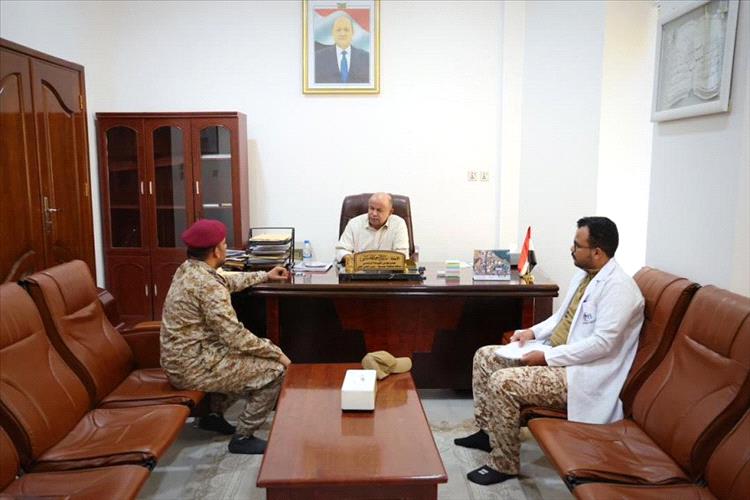 الخنبشي يناقش سبل تطوير مستشفى 24 إبريل العسكري واوضاع صندوق النظافة بوادي وصحراء حضرموت