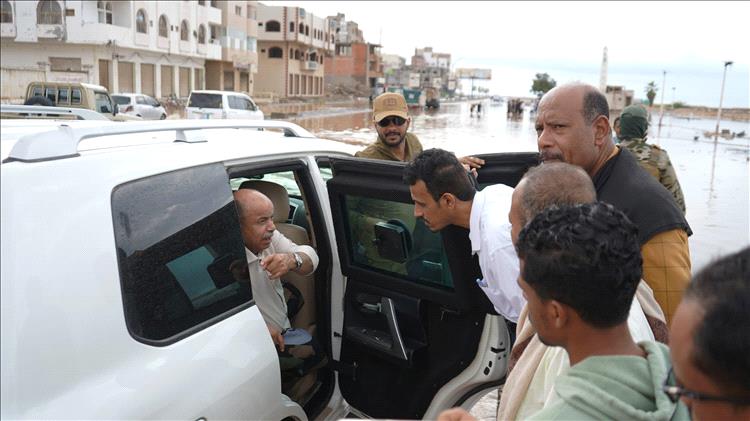 عضو مجلس القيادة الرئاسي محافظ حضرموت يتفقد أوضاع المواطنين عقب الأمطار التي شهدتها مدينة المكلا