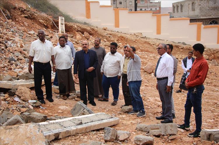 مدير تربية ساحل حضرموت يتفقد أضرار المنخفض الجوي بمدرسة ابن الهيثم بمنطقة ربوة خلف بمديرية المكلا