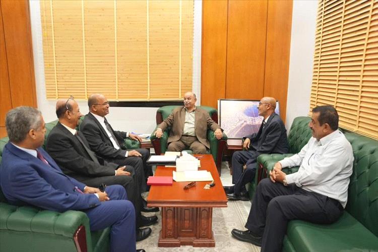 عضو مجلس القيادة الخنبشي يلتقي قيادة نقابة المحاميين في حضرموت