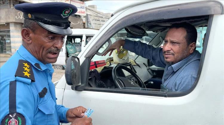 شرطة السير تنبه سائقي المركبات بتوخي الحيطة والحذر وتجنب مغامرات قطع السيول