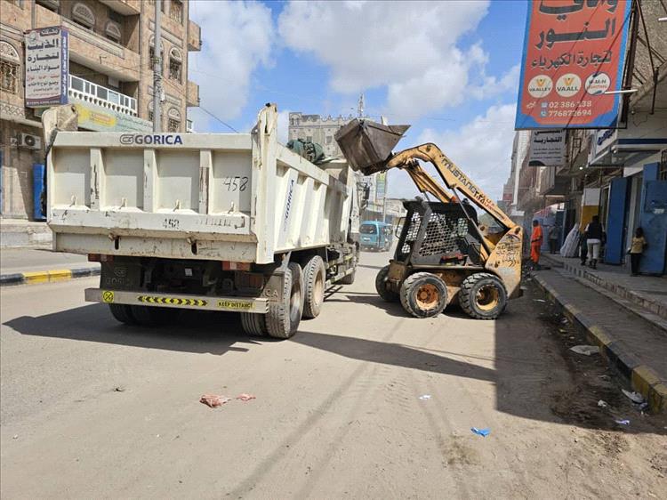 صندوق النظافة بعدن يواصل حملة أزالة مخلفات الأمطار في صيره والشيخ عثمان