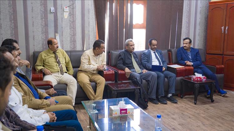 المحافظ بن الوزير يناقش مع مكتب الصحة والأطباء الأخصائيين سبل الارتقاء بالخدمات الطبية بشبوة