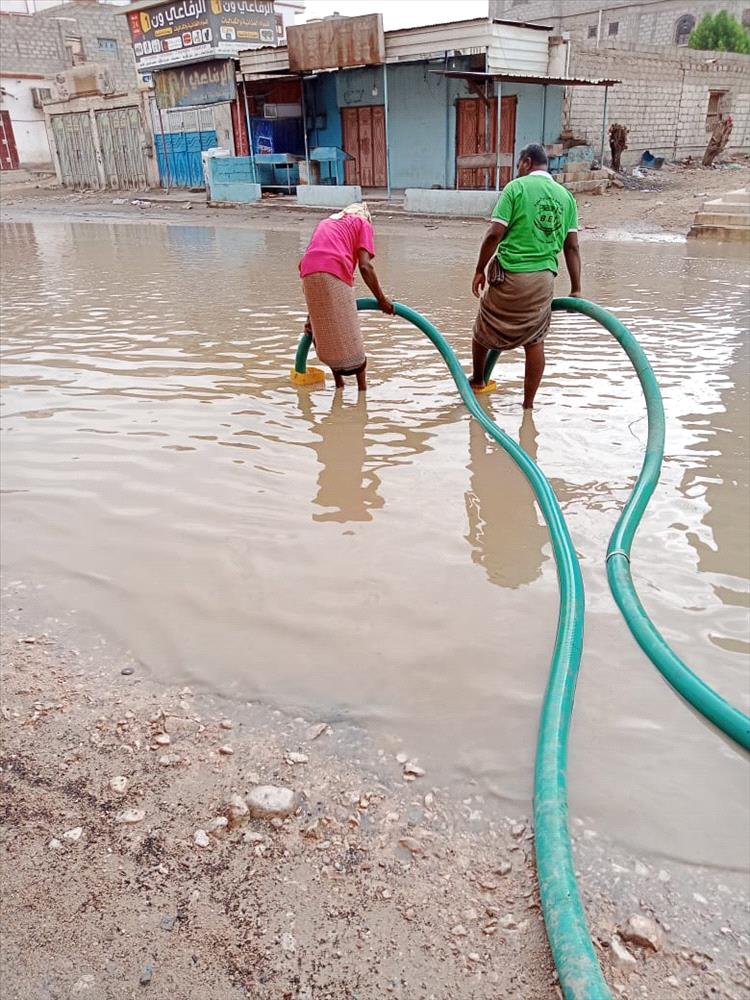 مكتب الأشغال العامة و الطرق بمديرية القطن يباشر بشفط مياه الأمطار من الشوراع الداخلية بالمديرية