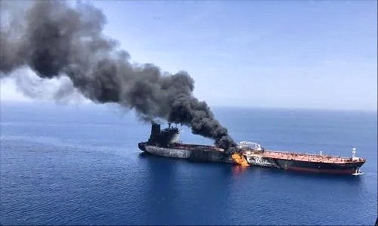 استهداف ناقلة نفط كويتية في ميناء دبي وأضرار مادية على متنها