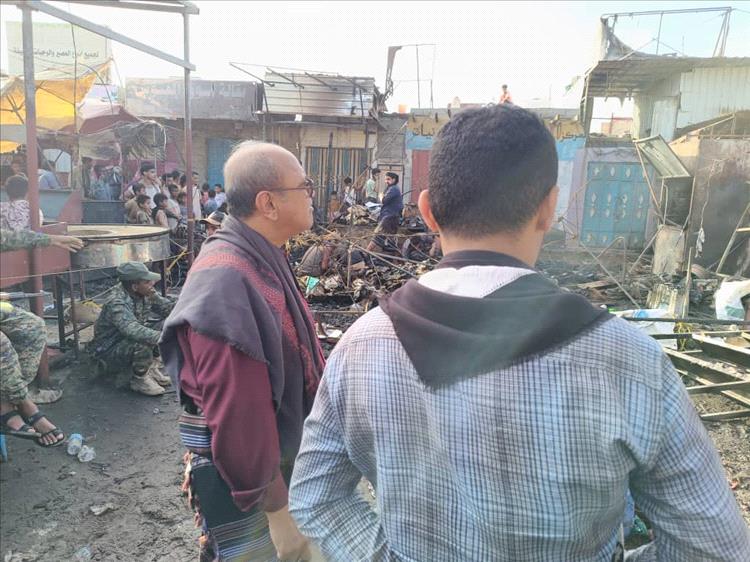 ​مدير عام تبن يتفقد أضرار حريق سوق الفيوش ويشيد بتحركات المحافظ