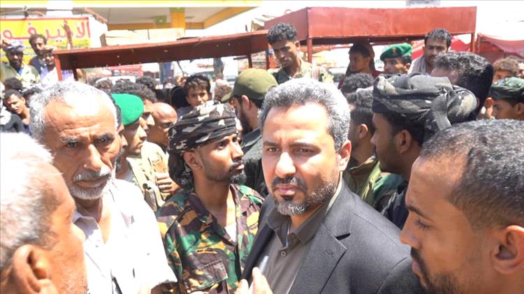 محافظ لحج الحالمي يطلع على أضرار حرائق سوق فيوش تبن