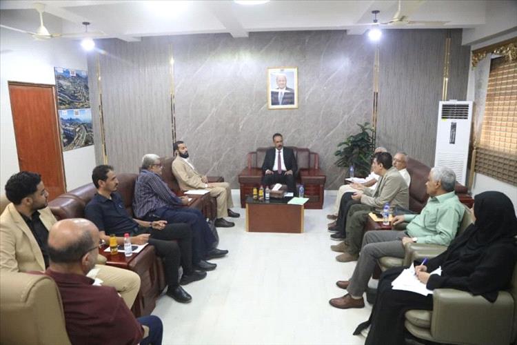 لقاء يناقش أوضاع الطرق والمشاريع المتعثرة في ابين وسبل تسريع إنجازها