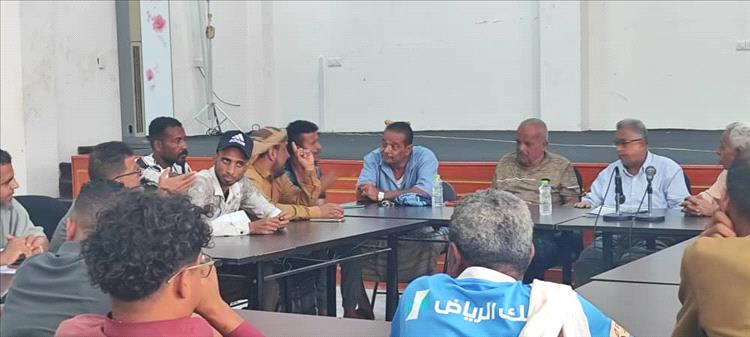 مدير عام صندوق النظافة بعدن يشيد بجهود العمال خلال المنخفض الجوي