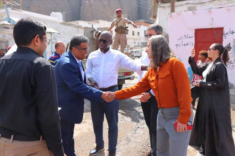 الشاذلي يستقبل وفد البنك الدولي ويطّلعهم على أبرز المعالم السياحية والتاريخية في عدن