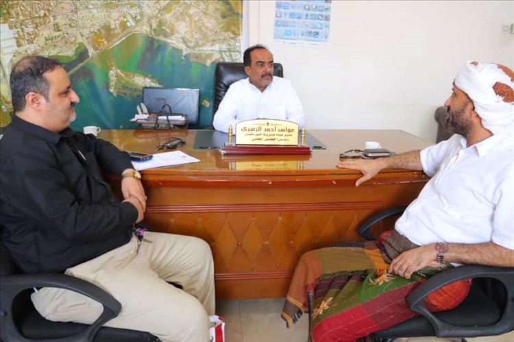 الزهري يناقش مع المحضار سير عمل مكتب الواجبات الزكوية بخورمكسر ويشيد بجهود التحصيل