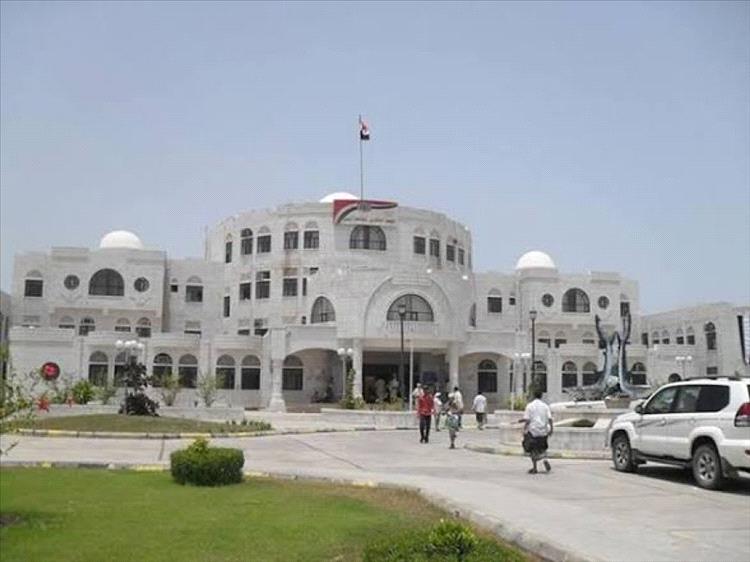 المكتب التنفيذي والمجلس المحلي بأبين يؤيدان قرار المحافظ برفع وإزالة نقاط الجبايات