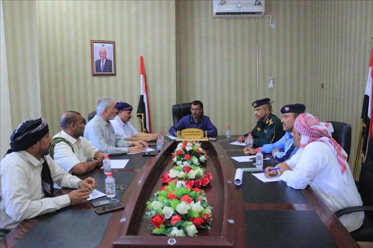 اجتماع بالمهرة يناقش الحد من رمي المخلفات في مجاري السيول