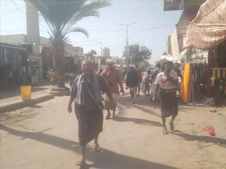 مكتب اشغال خنفر يباشر بحملة لتنظيف سوق مدينة جعار