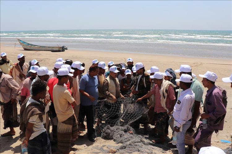 الهيئة الإقليمية (PERSGA) وحماية البيئة تنفذان برنامجًا توعويًا لصيادي منطقة ساحل أبين