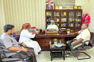 الوكيل الأول بالمهرة يطلع على استعدادات الطرق لمواجهة سيول المنخفض الجوي