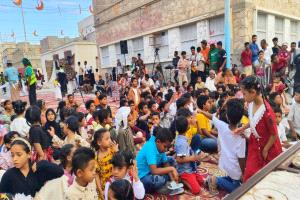 أجواء رمضانية مميزة في حارة الخشعة بغيل باوزير.. فطور صائم وهدايا للأطفال وتكريم لشخصيات خدمت الحي