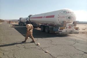 أفراد من الشرطة العسكرية فرع المهرة يقطعون الطريق الدولي للمطالبة بصرف رواتبهم المتوقفة منذ خمس سنوات