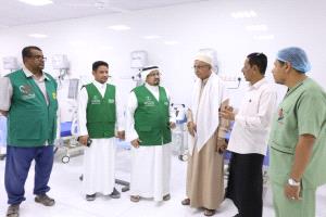وفد من البرنامج السعودي لتنمية وإعمار اليمن يزور مراكز فاطمة بابطين الطبية بوادي حضرموت